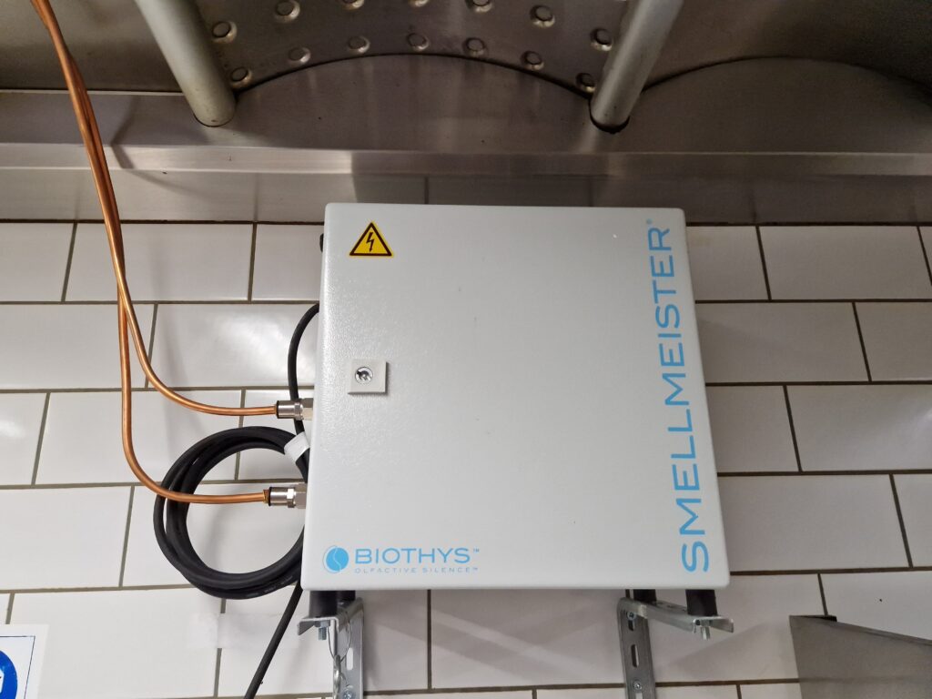 Τοποθέτηση Smellmeister 80G για την αντιμετώπιση μυρωδιών σε κουζίνα 