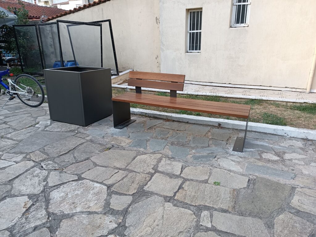 Παγκάκι με δενδροδόχο
