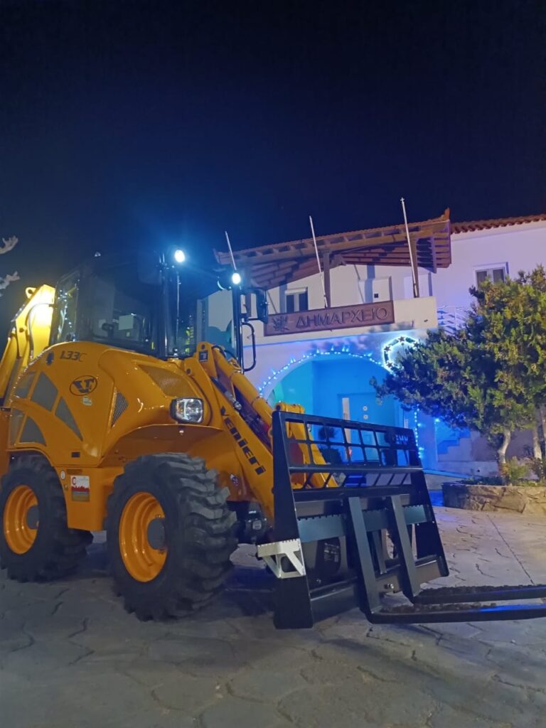 VENIERI μπροστά από το Δημαρχείο Ψαρών