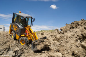 Compact μηχανήματα: Πως ο φορτωτής – εκσκαφές και ο τηλεσκοπικός φορτωτής αλλάζουν τα δεδομένα σε κτήματα και τεχνικά έργα