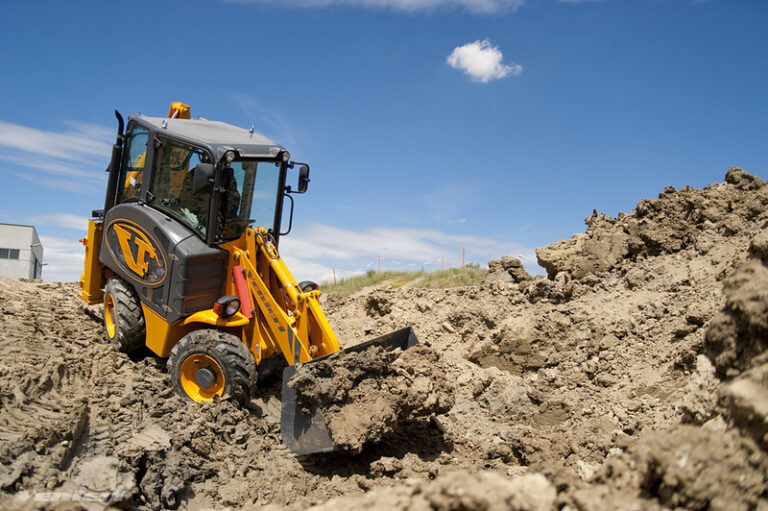 Compact μηχανήματα: Πως ο φορτωτής – εκσκαφές και ο τηλεσκοπικός φορτωτής αλλάζουν τα δεδομένα σε κτήματα και τεχνικά έργα